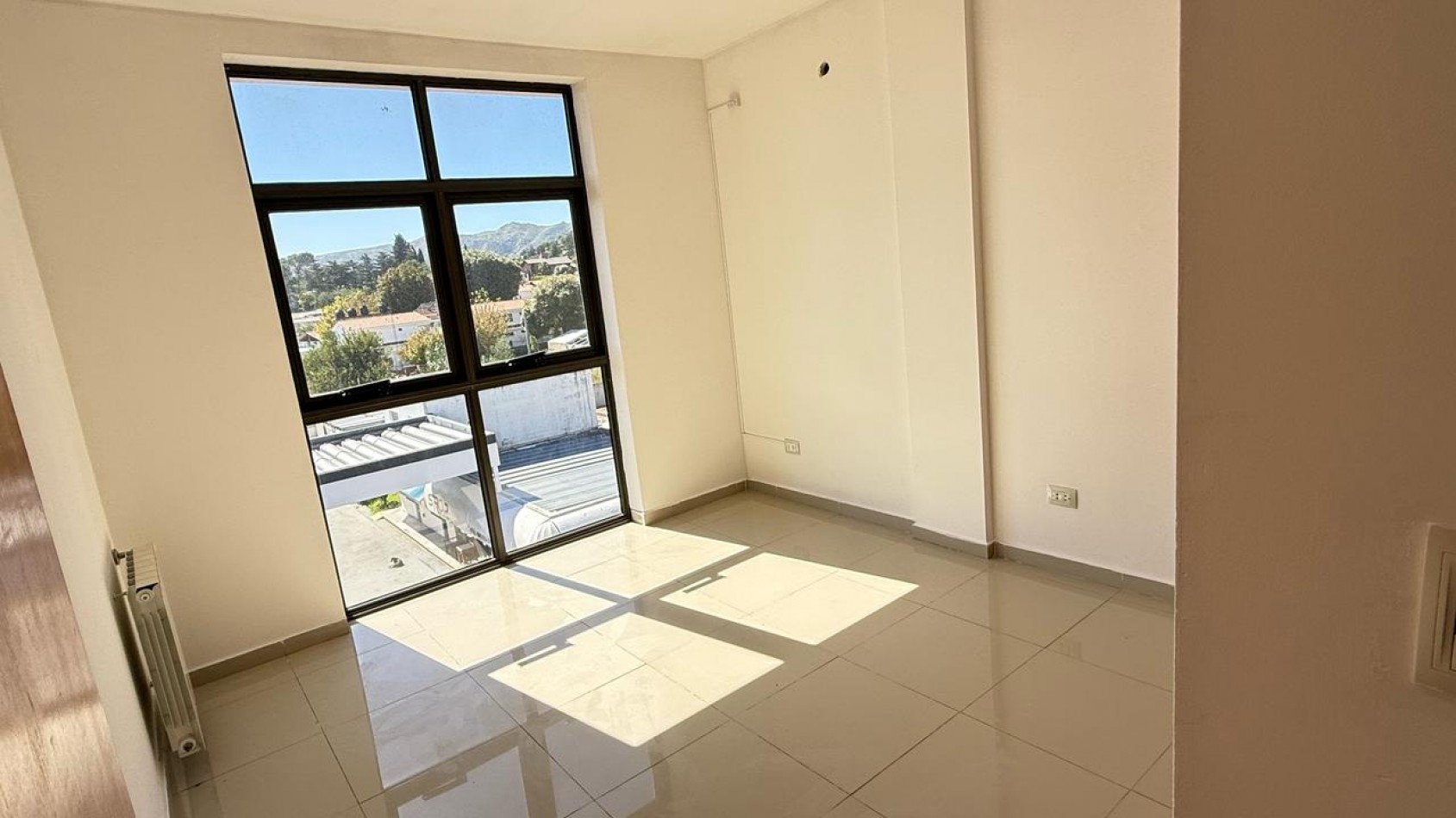 Excelente dpto de 2 dormitorios, 2 baños y balcon con asador.