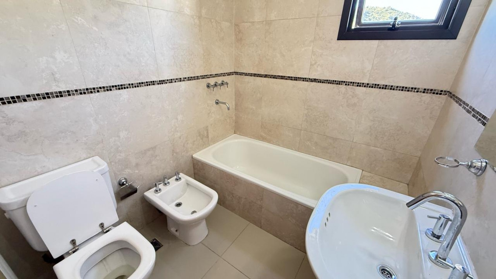 Excelente dpto de 2 dormitorios, 2 baños y balcon con asador.