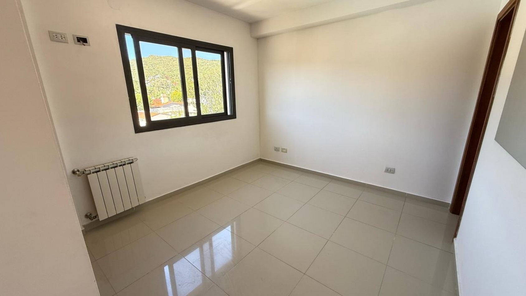 Excelente dpto de 2 dormitorios, 2 baños y balcon con asador.