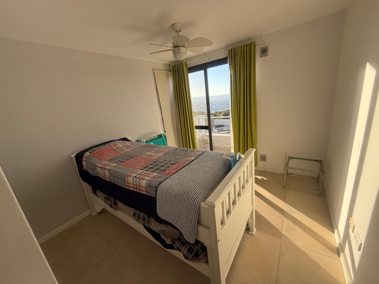 Excelente dpto 2 dorm, 2 baños. Increible balcon y cochera.