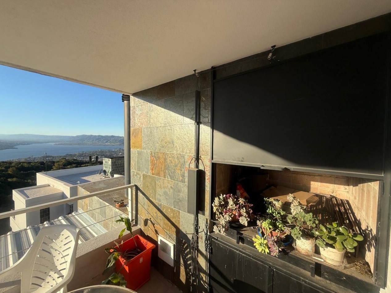 Excelente dpto 2 dorm, 2 baños. Increible balcon y cochera.