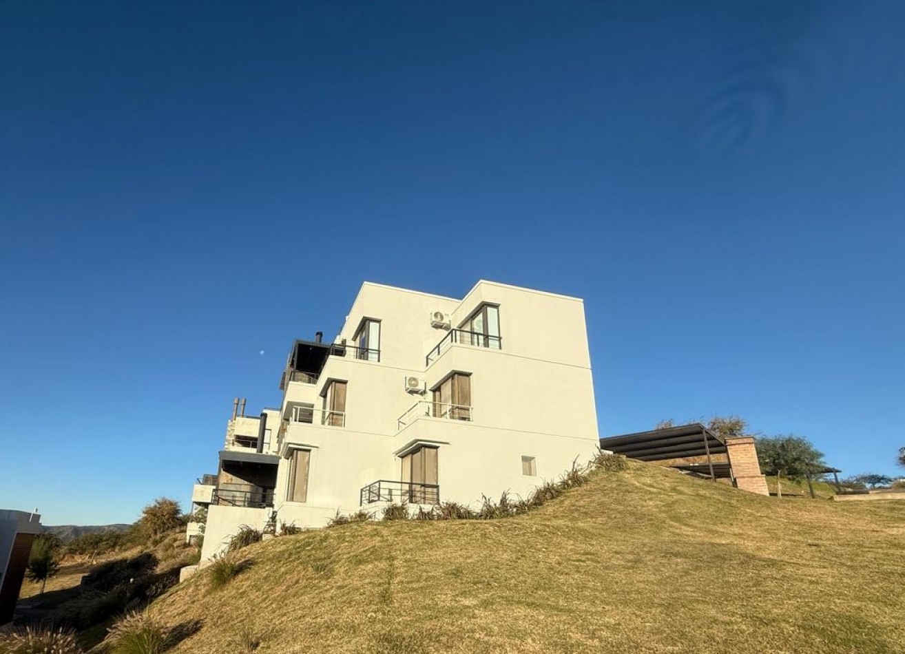 Excelente dpto 2 dorm, 2 baños. Increible balcon y cochera.