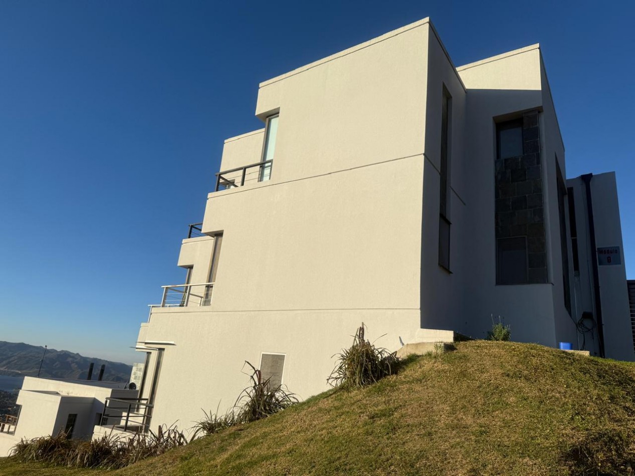 Excelente dpto 2 dorm, 2 baños. Increible balcon y cochera.