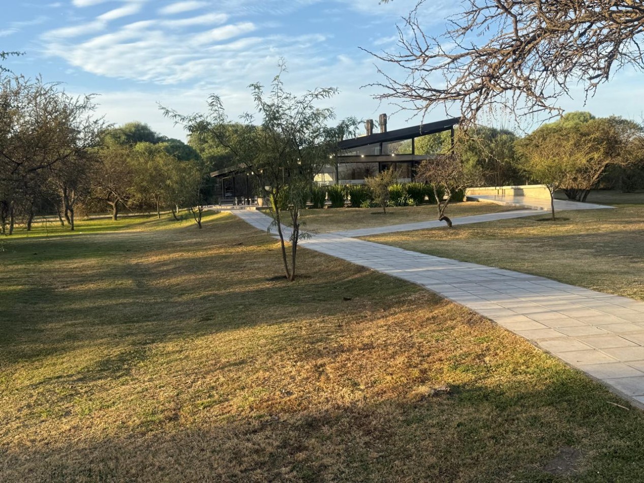 Hermoso lote esquina, 432 mts, proximo al ingreso. Barrio Las Cañitas.