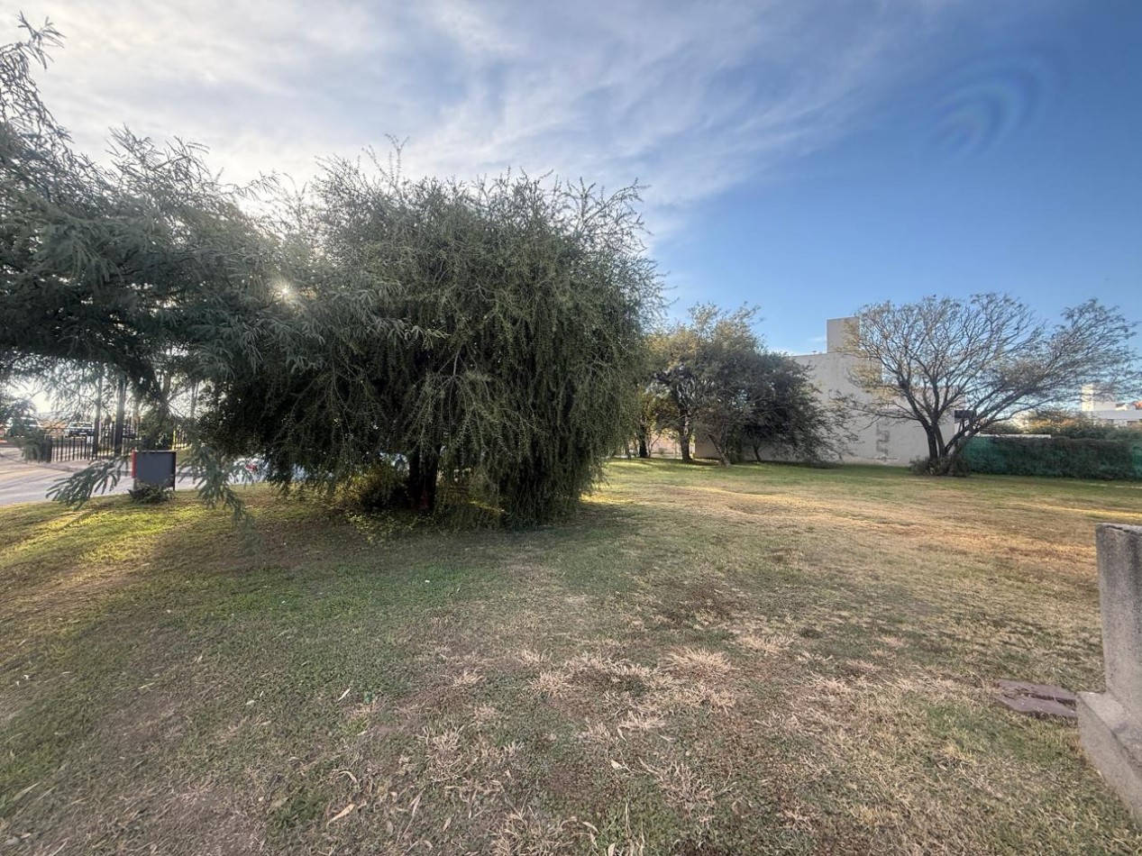 Hermoso lote esquina, 432 mts, proximo al ingreso. Barrio Las Cañitas.