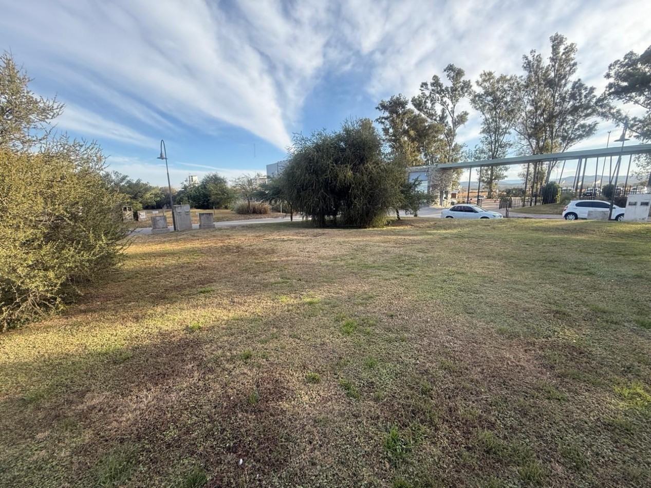 Hermoso lote esquina, 432 mts, proximo al ingreso. Barrio Las Cañitas.