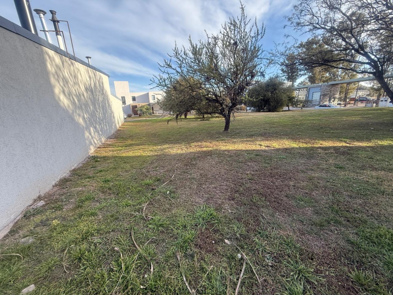 Hermoso lote esquina, 432 mts, proximo al ingreso. Barrio Las Cañitas.