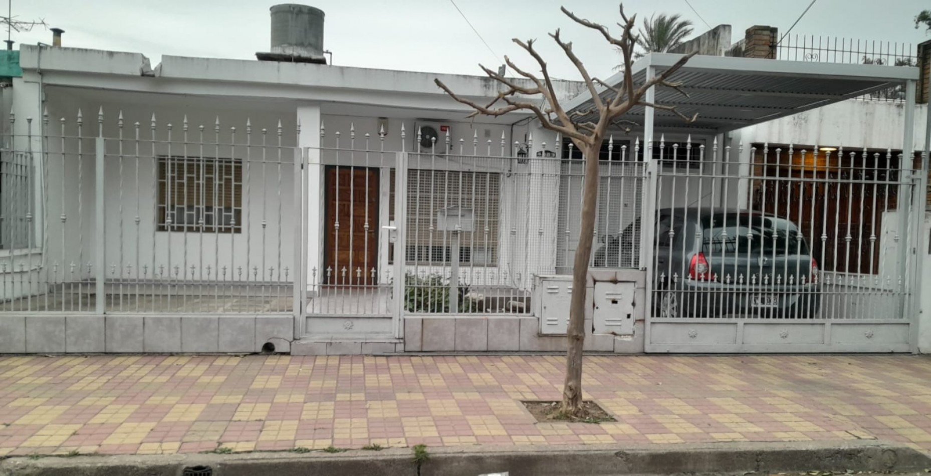 Casa de 3 dormitorios y 2 baños. Con patio. APTA CREDITO Y BANCOR.