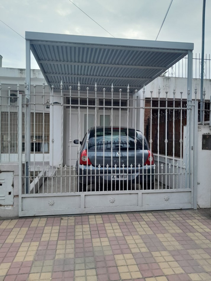 Casa de 3 dormitorios y 2 baños. Con patio. APTA CREDITO Y BANCOR.