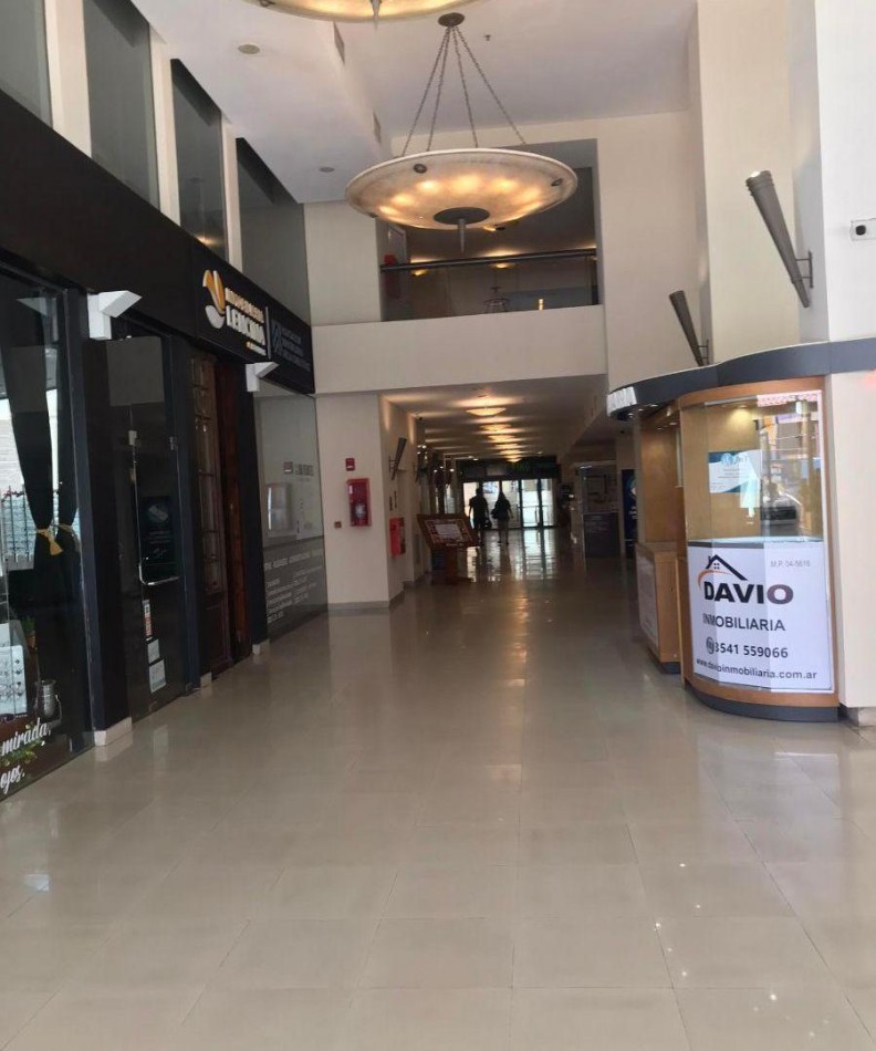 Local centrico, en galeria.