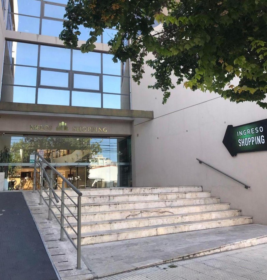 Local centrico, en galeria.