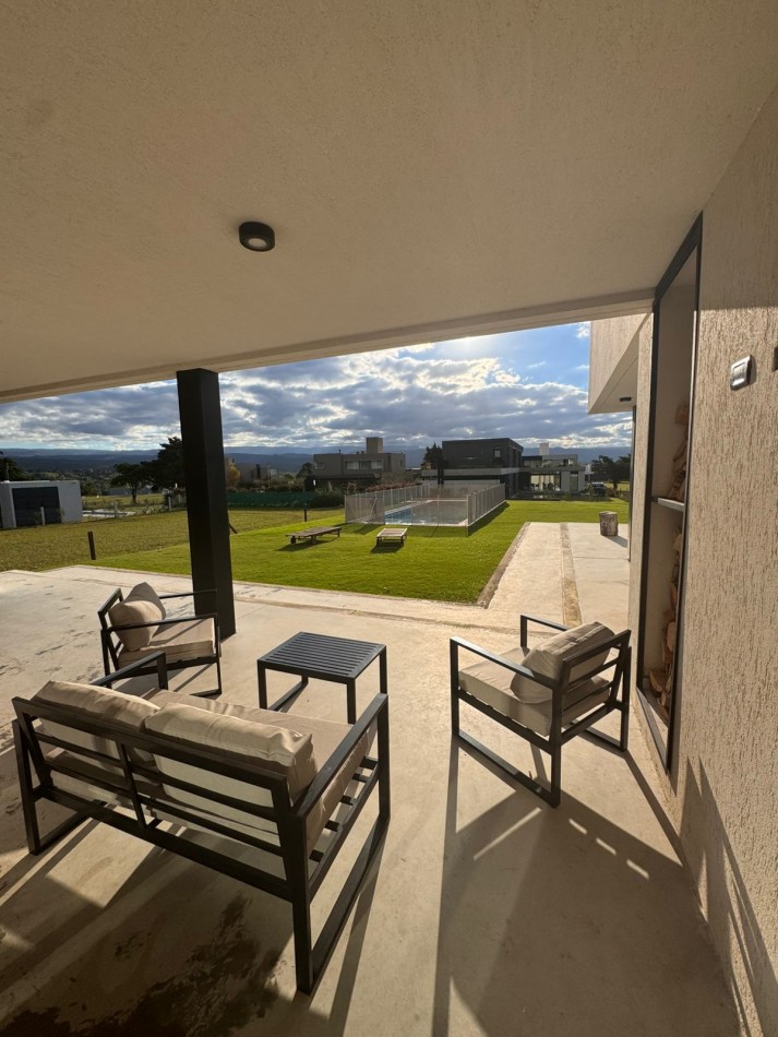 Moderna casa, 3 dormitorios, Carlos Paz Golf