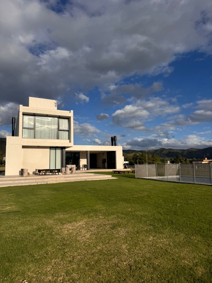 Moderna casa, 3 dormitorios, Carlos Paz Golf
