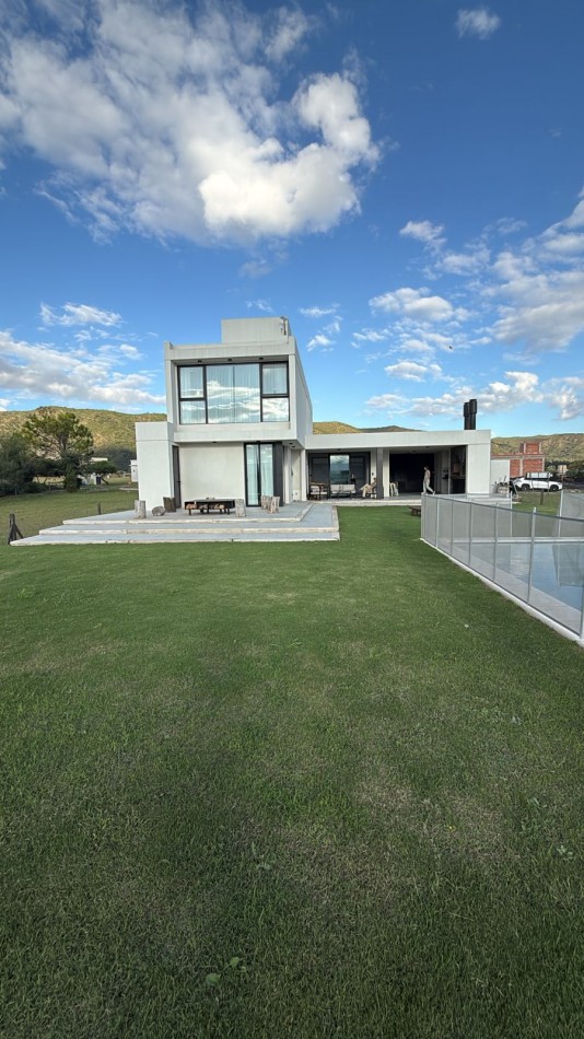 Moderna casa, 3 dormitorios, Carlos Paz Golf