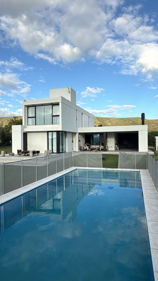 Moderna casa, 3 dormitorios, Carlos Paz Golf