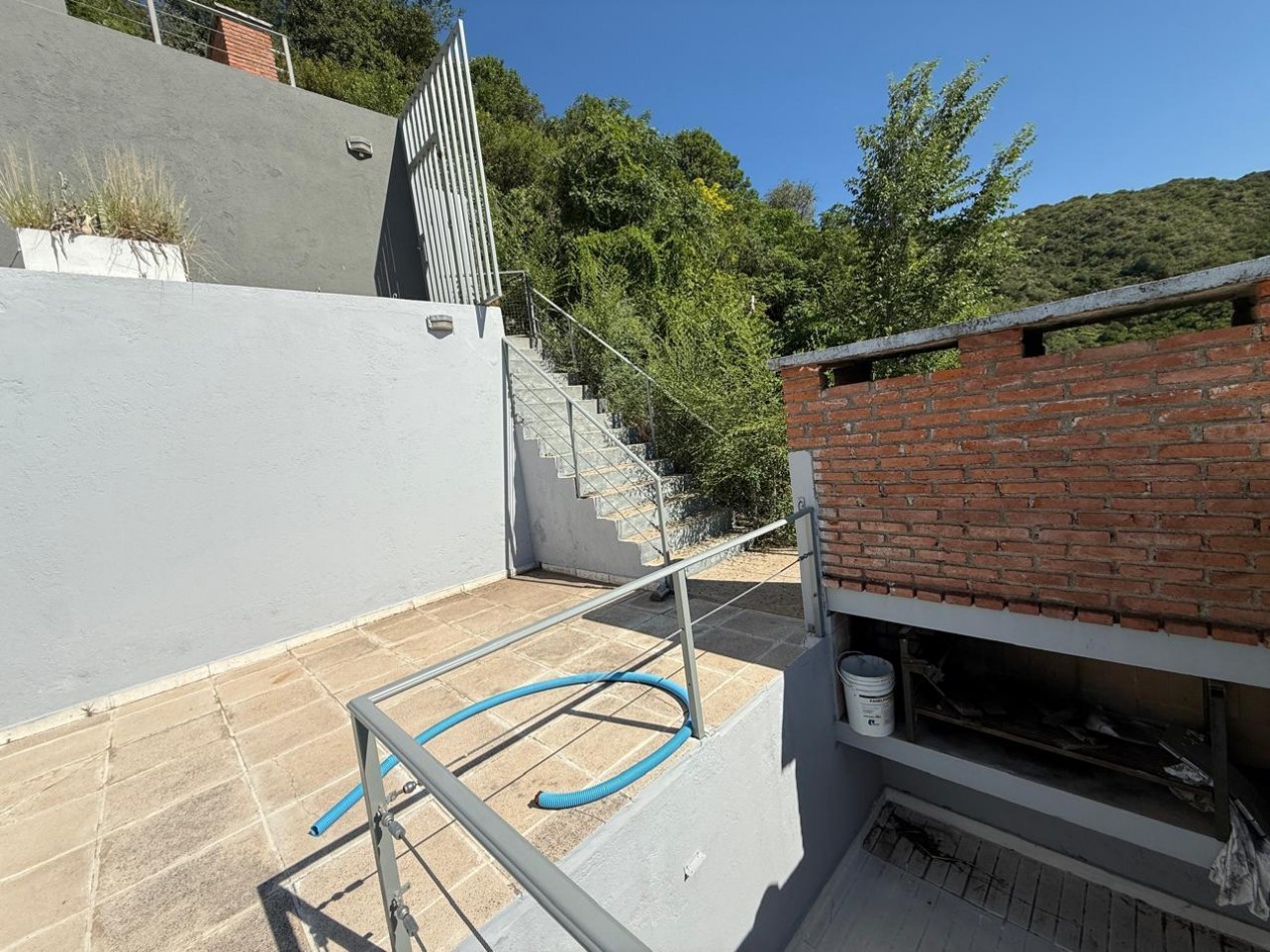 3 dptos, pileta y terraza con increibles vistas.