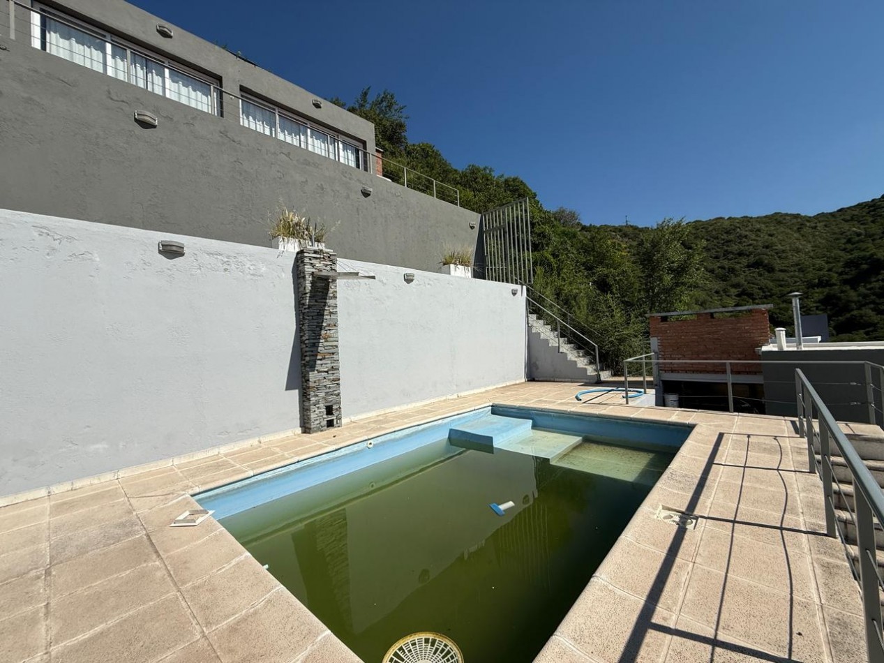 3 dptos, pileta y terraza con increibles vistas.