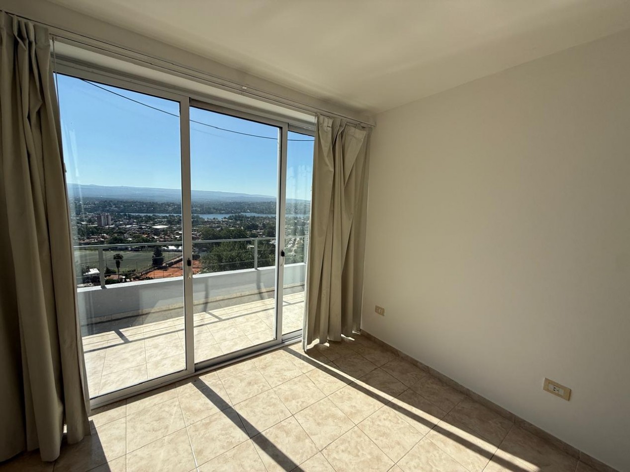 3 dptos, pileta y terraza con increibles vistas.