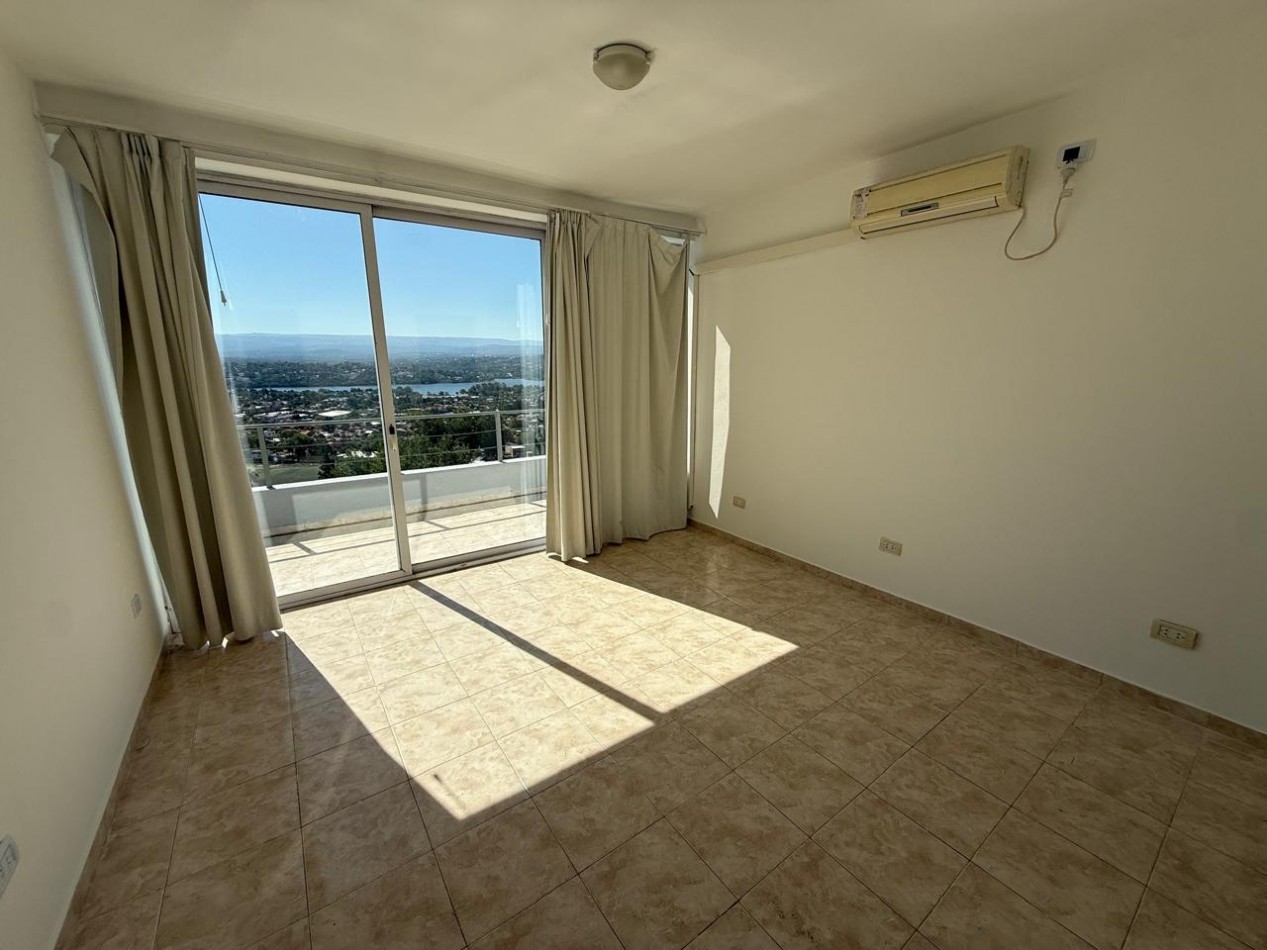 3 dptos, pileta y terraza con increibles vistas.