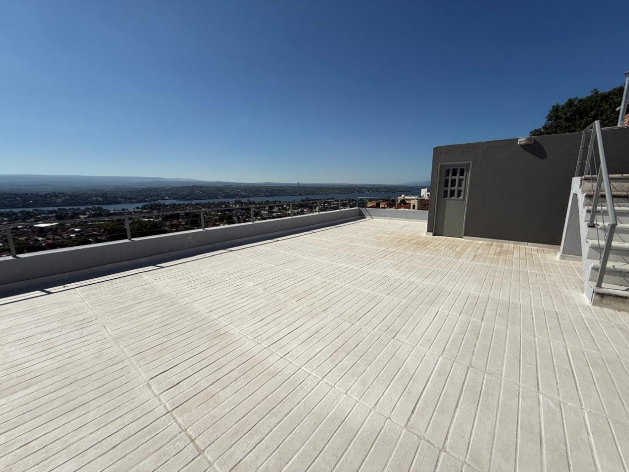3 dptos, pileta y terraza con increibles vistas.