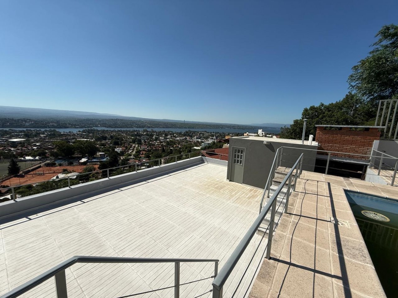 3 dptos, pileta y terraza con increibles vistas.