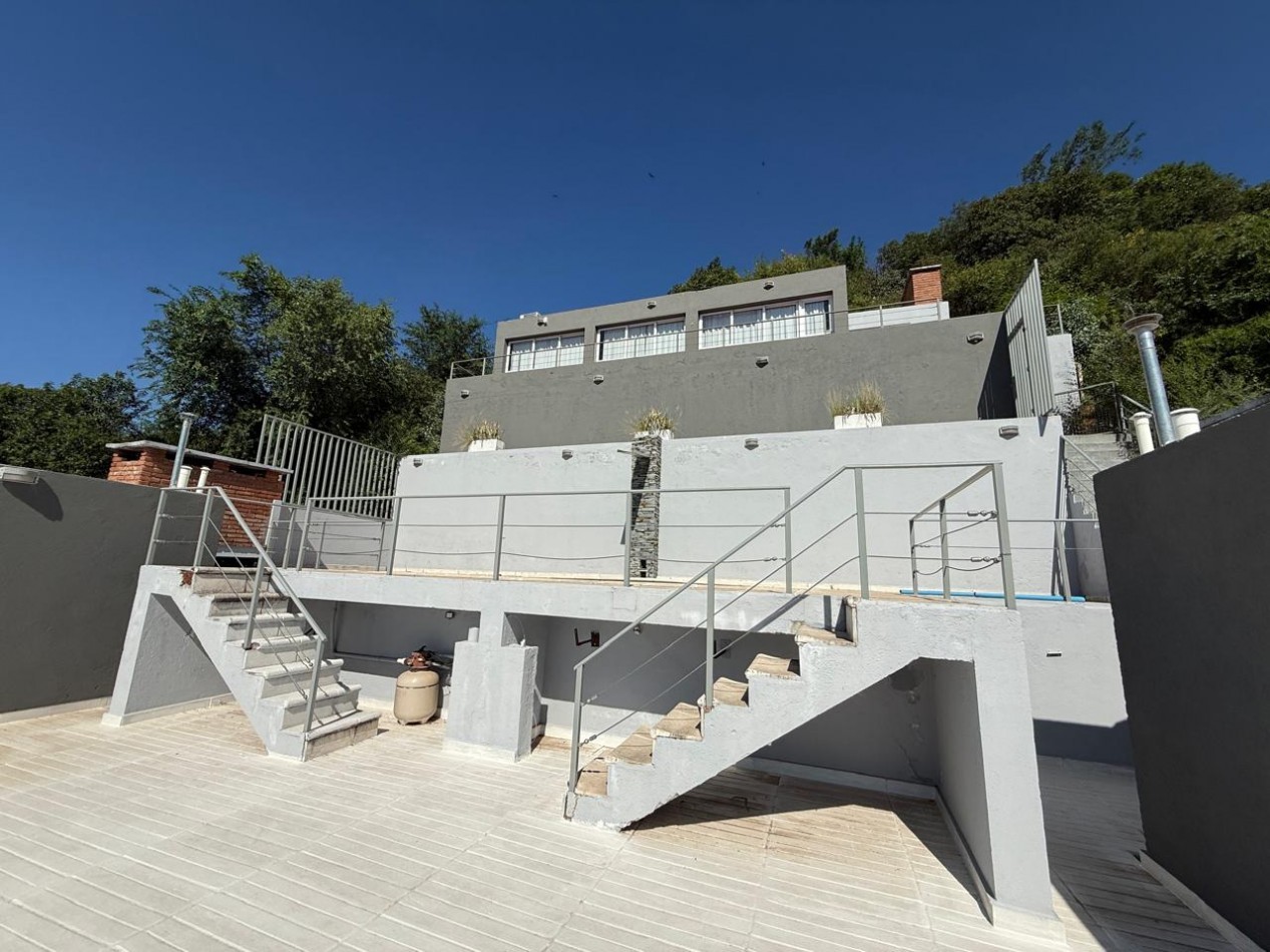 3 dptos, pileta y terraza con increibles vistas.