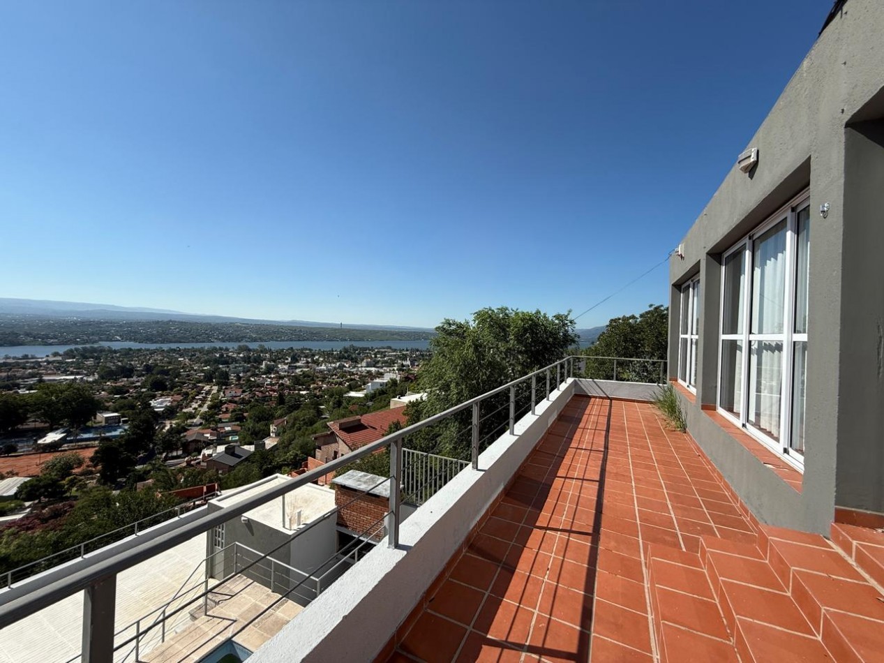 3 dptos, pileta y terraza con increibles vistas.