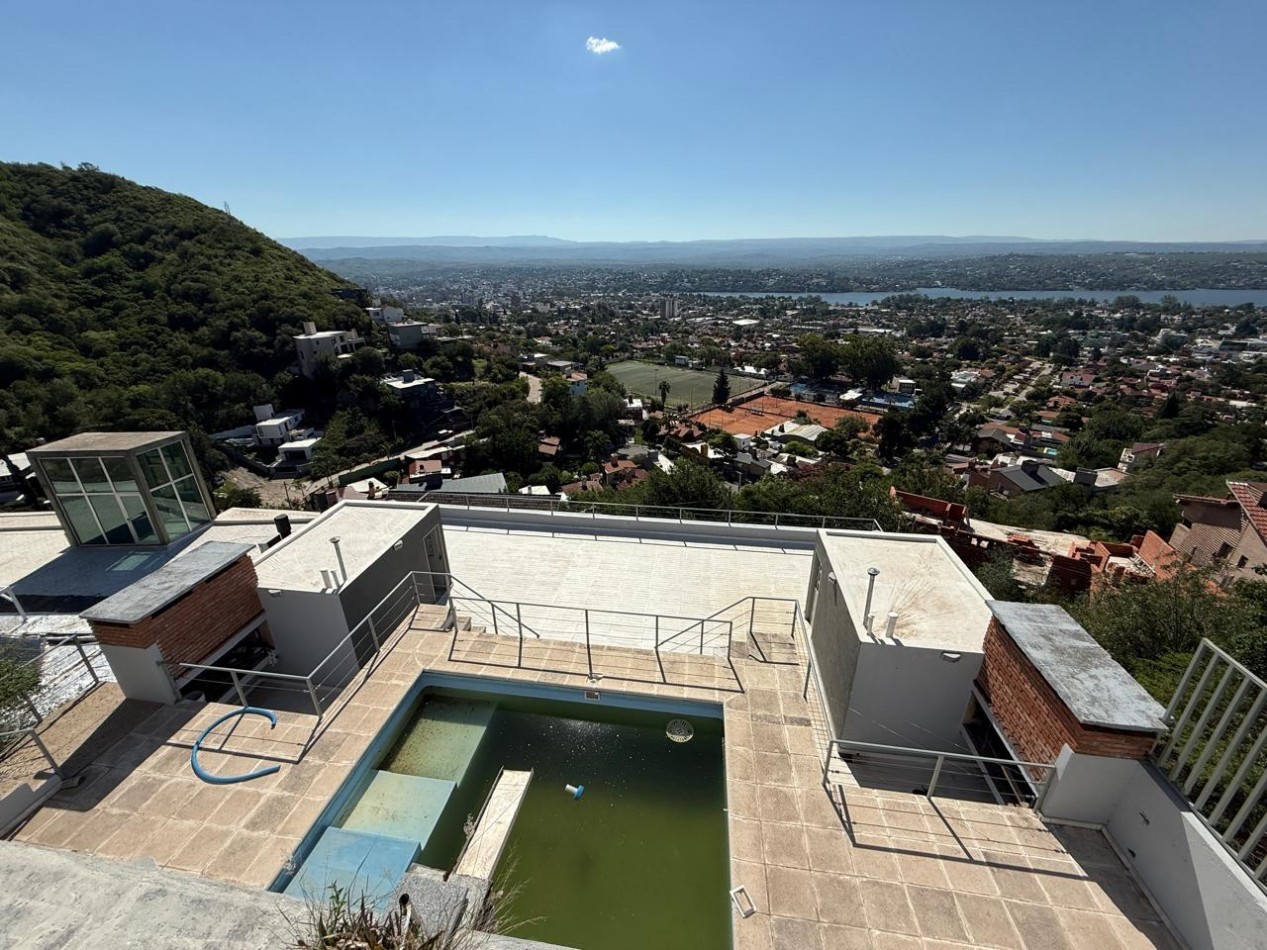 3 dptos, pileta y terraza con increibles vistas.