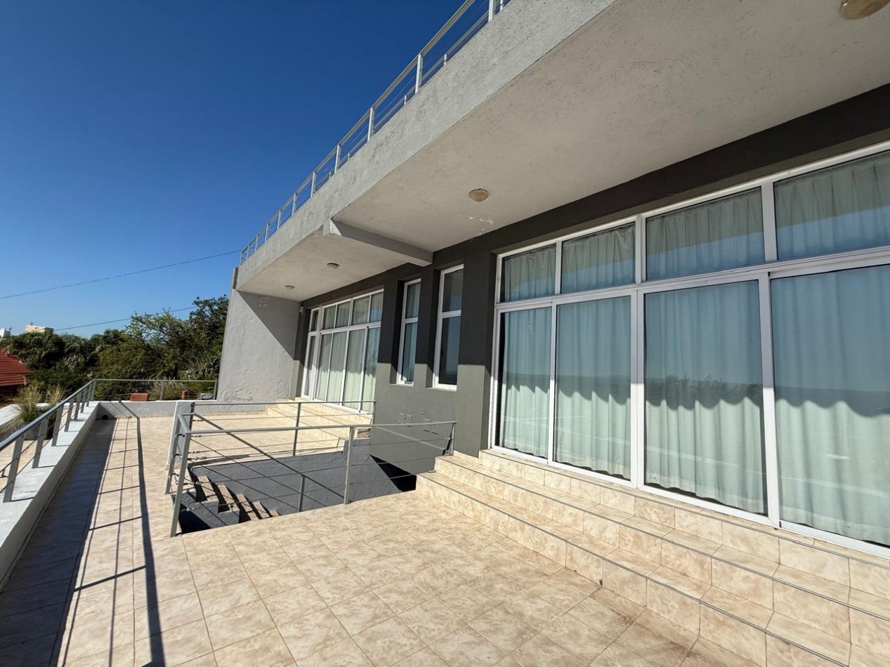 3 dptos, pileta y terraza con increibles vistas.