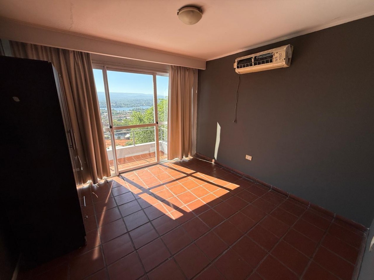 3 dptos, pileta y terraza con increibles vistas.