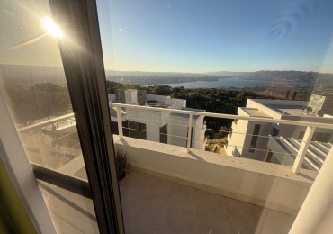 Excelente dpto 2 dorm, 2 baños. Increible balcon y cochera.
