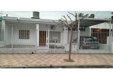 Casa de 3 dormitorios y 2 baños. Con patio. APTA CREDITO Y BANCOR.