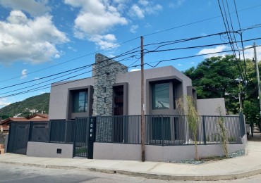 Moderna casa exclusiva en B° Las Malvinas.
