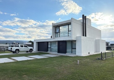 Moderna casa, 3 dormitorios, Carlos Paz Golf
