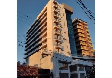 Amplio departamento de 2 dormitorios, 2 baños y terraza propia. Con cochera, centrico.